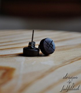 Pendientes de madera grabados con la Runa del Amor Eterno