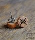 Detalle del grabado en los pendientes de madera