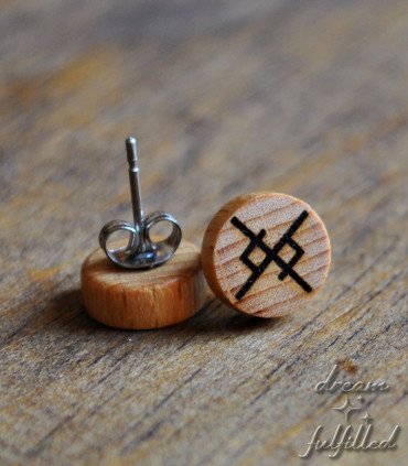 Detalle del grabado en los pendientes de madera