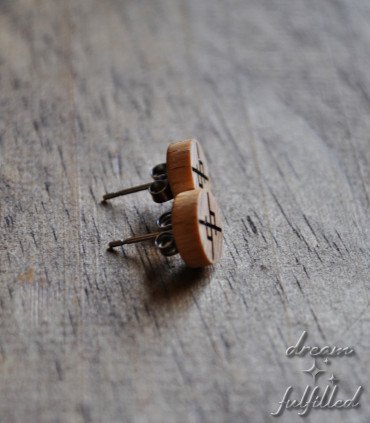 Pendientes de madera natural con símbolo de amor eterno