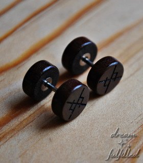 Pendientes Runa del Amor Eterno en madera oscura
