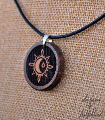 Colgante Sol, Luna y Estrella con cordón de cuero negro