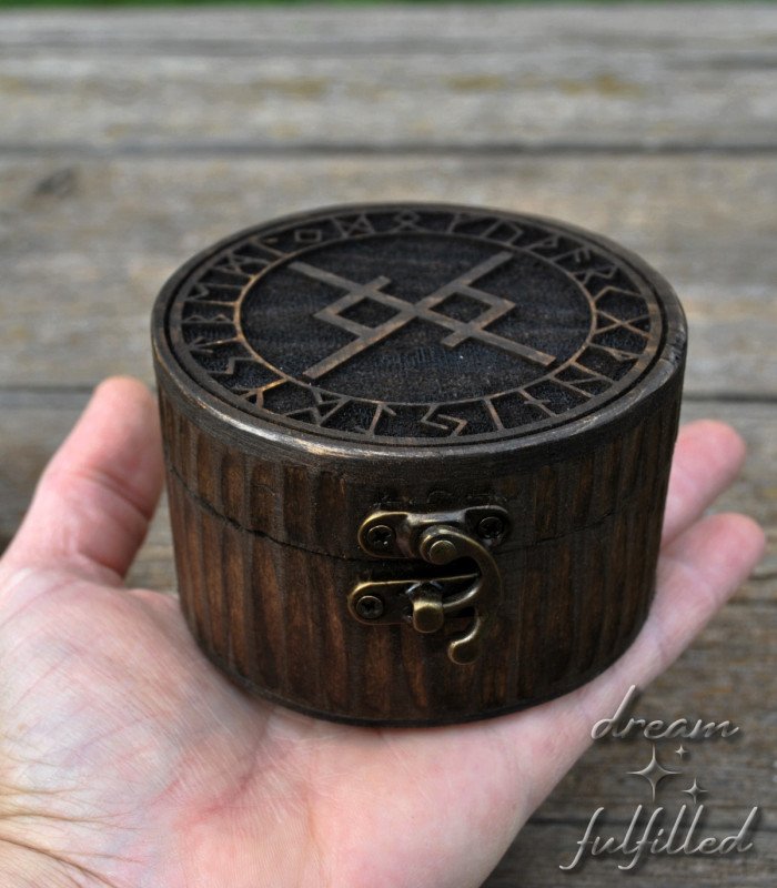 Caja de madera grabada con Runa del Amor Eterno