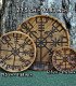 tres platos de madera grabados con el vegvisir, detalle en cada uno de ellos de las medidas