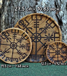 tres platos de madera grabados con el vegvisir, detalle en cada uno de ellos de las medidas