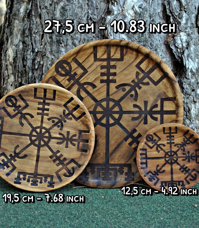 tres platos de madera grabados con el vegvisir, detalle en cada uno de ellos de las medidas