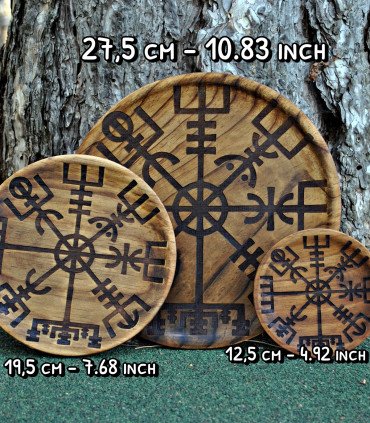 tres platos de madera grabados con el vegvisir, detalle en cada uno de ellos de las medidas