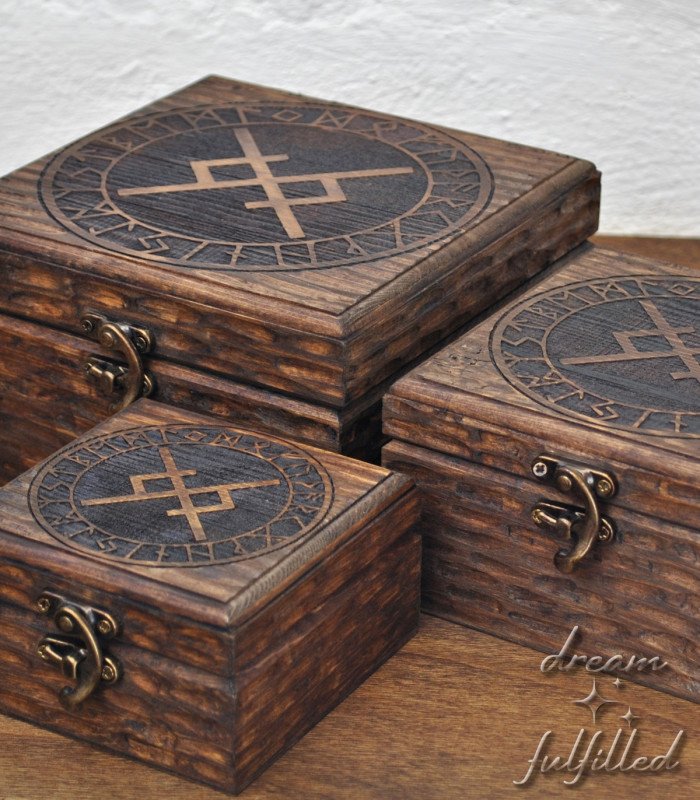 Caja de madera grabada con la Runa del Amor Eterno