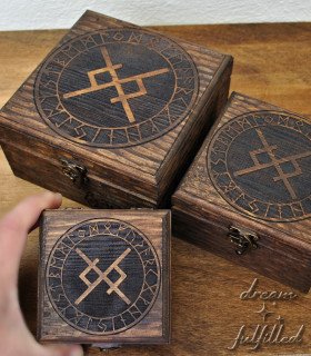 Caja de madera tallada con aspecto rústico