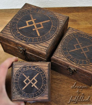Caja de madera tallada con aspecto rústico