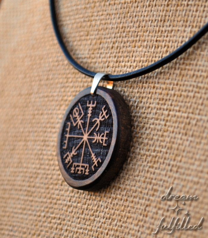 Colgante Vegvisir con cordón de cuero negro