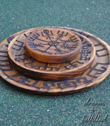 tres platos de madera de diferentes tamaños grabados con el vegvisir, uno sobre otro
