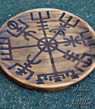 plato grande de madera grabado con el símbolo vikingo de guía del Vegvisir