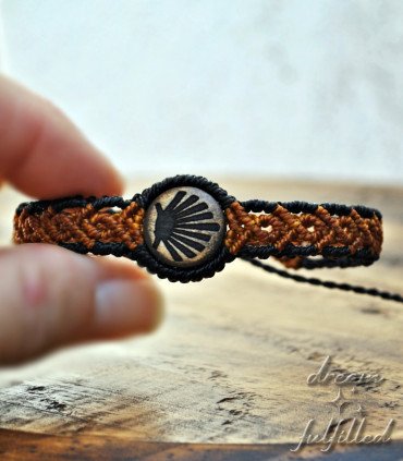 pulsera de madera y macramé grabada con la Vieira del Camino de Santiago