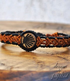 Pilgrim's shell bracelet made of wood and high-quality braided thread in black and orange.