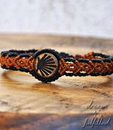 pulsera concha del peregrino realizada en madera e hilo trenzado de alta calidad de color negro y naranja