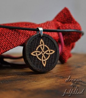 Colgante de madera grabado con el Nudo de Brujas