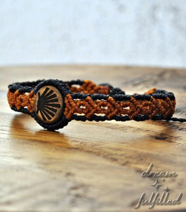 pulsera de madera y macramé grabada con la concha del peregrino