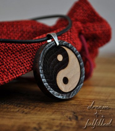 Colgante Yin Yang con cordón de cuero negro