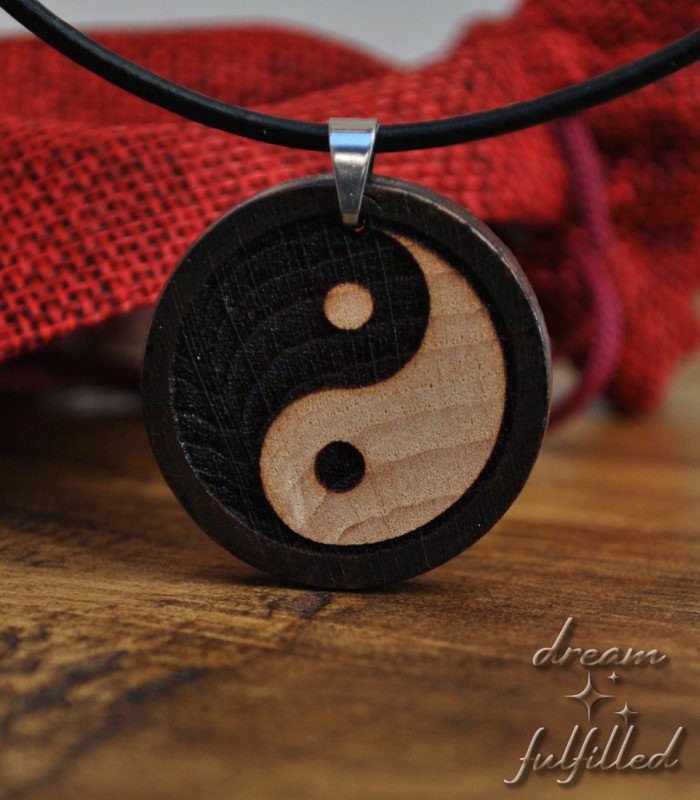 Colgante Yin Yang de madera con acabado oscuro