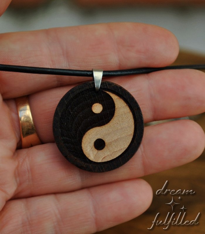 Detalle del símbolo Yin Yang grabado en madera