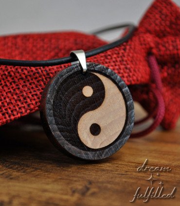 Vista cercana del grabado Yin Yang en madera natural
