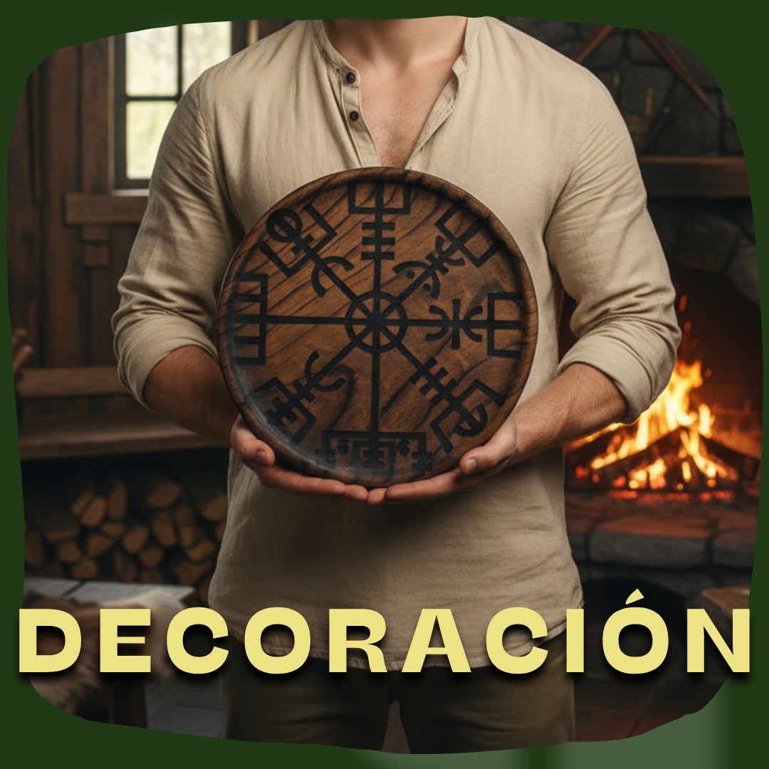 en una habitación un chico sostiene un plato de madera grande grabado con el símbolo vikingo del vegvisir