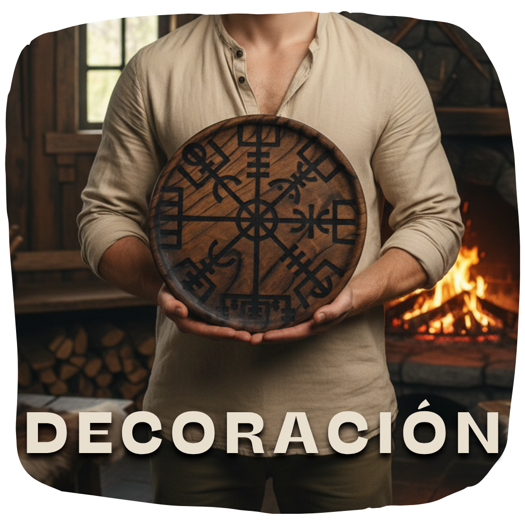 en una habitación un chico sostiene un plato de madera grande grabado con el símbolo vikingo del vegvisir