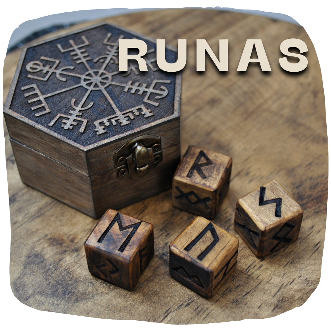 Caja de madera con cuatro dados grabados con la runas vikingas